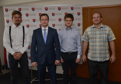 Stredoškoláci merali farby svetielkujúcich organizmov v ekvádorskom pralese