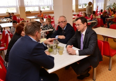 V školskej jedálni obedoval s ministrom Draxlerom šéf rezortu financií