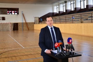 Brífing ministra školstva Juraja Draxlera k vyhlásenej výzve k opravám školských telocviční, Šenkvice