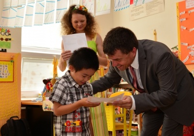 Opäť na svojej ZŠ - minister Peter Plavčan odovzdal vysvedčenia žiakom