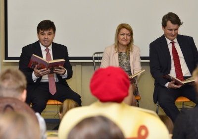 V základných školách čítali rozprávky deti, učitelia, ale aj minister školstva a jeho štátny tajomník