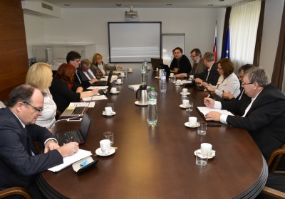 OKRÚHLE STOLY – odborná diskusia k tézam Učiace sa Slovensko