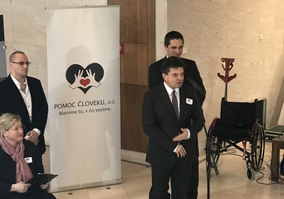 Minister Peter Plavčan sa zúčastnil na otvorení výstavy fotografií zdravotne postihnutých z návštevy tábora Auschwitz