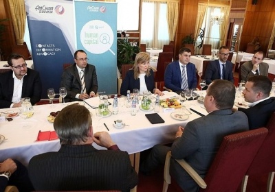 K zlepšeniu prepojenia škôl a podnikov chce prispieť aj Americká obchodná komora