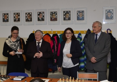 Viacnásobný šachový majster sveta A. Karpov sa stretol s mladými šachistami