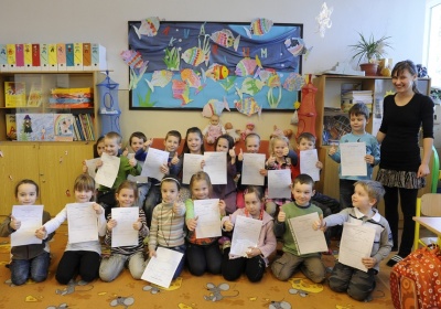 Polročné hodnotenie si dnes prevezme približne 700-tisíc žiakov