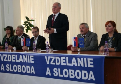 Minister Dušan Čaplovič navštívil púchovskú Fakultu priemyselných technológií TUAD