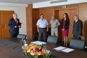 Minister školstva Dušan Čaplovič podpísal na Deň zvrchovanosti zmluvu o spolupráci s predsedom Slovenského zväzu protifašistických bojovníkov Pavlom Sečkárom
