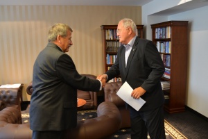 Minister školstva Dušan Čaplovič prijal bývalého slovenského veľvyslanca v Bielorusku Mariána Servátka