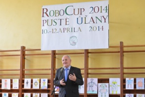 Minister školstva, vedy, výskumu a športu SR Dušan Čaplovič na celoslovenskej súťaži RoboCup 2014 v Pustých Úľanoch

