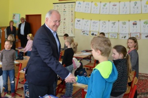 Minister školstva Dušan Čaplovič na návšteve Základnej školy s materskou školou v Slovenskom Grobe