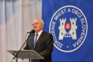 Minister školstva Dušan Čaplovič na 25. sneme ZMOS v Bratislave