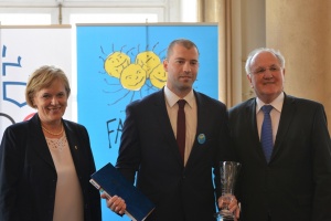 Minister školstva Dušan Čaplovič odovzdal Cenu Jána Popluhára za pair play hokejistovi Tomášovi Slovákovi