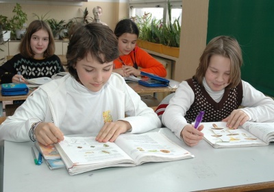 Rezort školstva dostane možnosť financovať aj iné ako centrálne učebníce