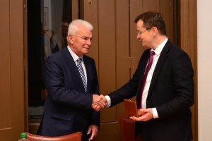 Minister Juraj Draxler odovzdal predsedovi Akreditačnej komisie Ľ. Fišerovi Veľkú medailu sv. Gorazda pri príležitosti významného životného jubilea