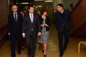 ZŠ, Malokarpatské námestie 1 s podpredsedom vlády a ministrom financií SR Petrom Kažimírom