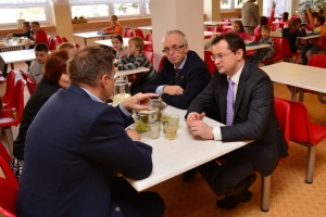 ZŠ, Malokarpatské námestie 1 s podpredsedom vlády a ministrom financií SR Petrom Kažimírom