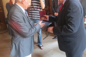 Odovzdávanie ceny Sv. Gorazda prof. J. Machníkovi.