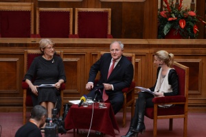 Beata Brestenská, členka Rady pre systémové zmeny ministra školstva, minister školstva Dušan Čaplovič a moderátorka diskusie Adela Banášová.