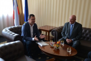 Adrian Miroslav Merka, predseda Demokratického zväzu Slovákov a Čechov v Rumunsku a Vladimír Belovič, generálny riaditeľ Sekcie medzinárodnej spolupráce, európskych záležitostí a celoživotného vzdelávania.