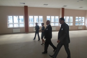 Prehliadka zrekonštruovaných priestorov na Strednej priemyselnej škole v Snine.