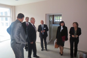 Prehliadka zrekonštruovaných priestorov na Strednej priemyselnej škole v Snine.