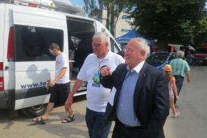 Minister pri rozhovore s organizátorom pretekov Stanislavom Holecom