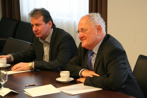 Minister školstva Dušan Čaplovič a generálny riaditeľ sekcie štátnej starosti o šport a mládež Ladislav Čambal.