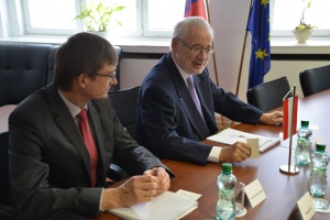 Erhard Busek, predsedu Inštitútu pre dunajský priestor a strednú Európu a veľvyslanec Rakúska na Slovensku Josef Markus Wuketich.