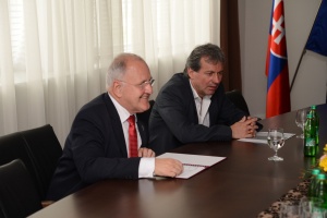 Minister školstva Dušan Čaplovič a generálny riaditeľ sekcie štátnej starostlivosti o šport a mládež Ladislav Čambal.