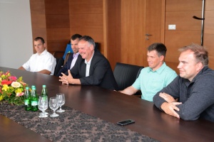 Ivan Cibák, predseda Slovenského zväzu kanoistiky na divokej vode, Richard Galovič, generálny manažér, Peter a Pavol Hochschornerovci a Michal Martikán.
