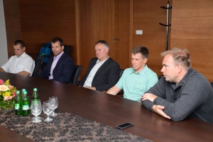 Ivan Cibák, predseda Slovenského zväzu kanoistiky na divokej vode, Richard Galovič, generálny manažér, Peter a Pavol Hochschornerovci a Michal Martikán. 