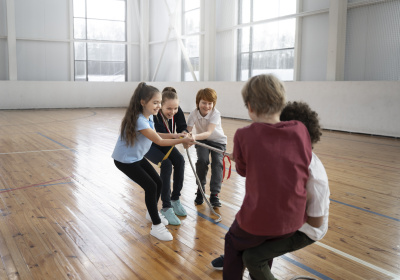 full-shot-kids-pulling-rope-gym