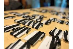 Vizitky s menami účastníkov konferencie VER 2022