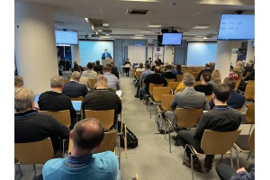 Predstavitelia Ministerstva školstva, vedy, výskumu a športu a účastníci konferencie VER 2022 - záber 2